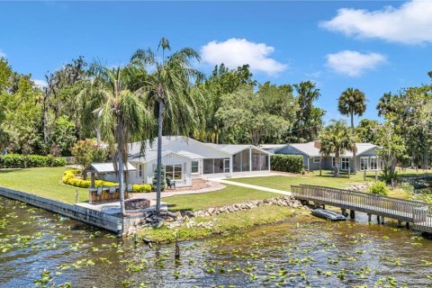 House in Astor, Florida 3 bedrooms, 187.2 sq.m. № 2199427