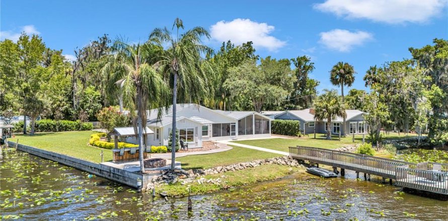 Villa ou maison à Astor, Floride 3 chambres, 187.2 m2 № 2199427