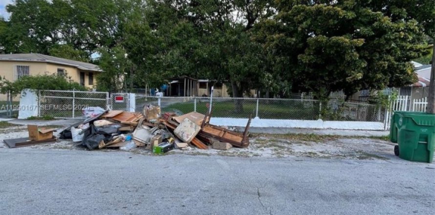 Land in Miami, Florida № 2057667