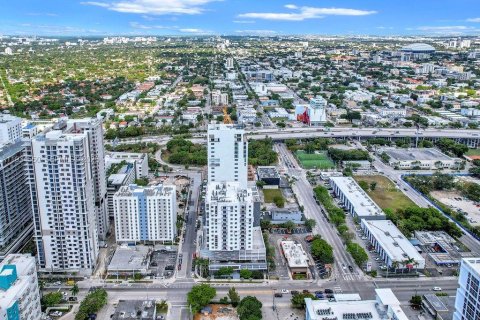 Estudio en el Condominio en Miami, Florida  № 1993158