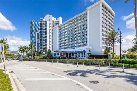 Hotel in Sunny Isles Beach, Florida 33.44 sq.m. № 1862946 - photo 16