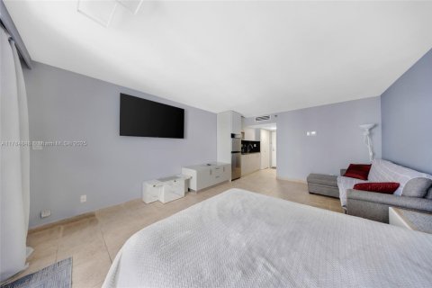 Hotel in Sunny Isles Beach, Florida 33.44 sq.m. № 1862946 - photo 13