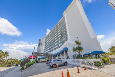 Hotel in Sunny Isles Beach, Florida 33.44 sq.m. № 1862946 - photo 17