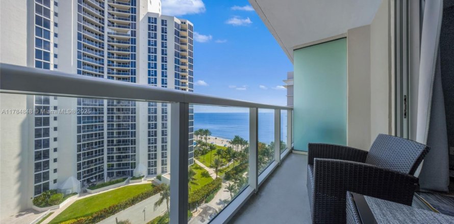 Hotel in Sunny Isles Beach, Florida 33.44 sq.m. № 1862946