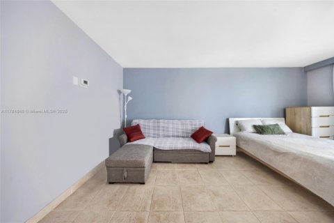 Hotel in Sunny Isles Beach, Florida 33.44 sq.m. № 1862946 - photo 14