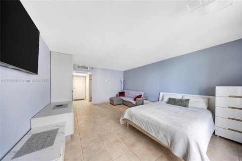 Hotel in Sunny Isles Beach, Florida 33.44 sq.m. № 1862946 - photo 6