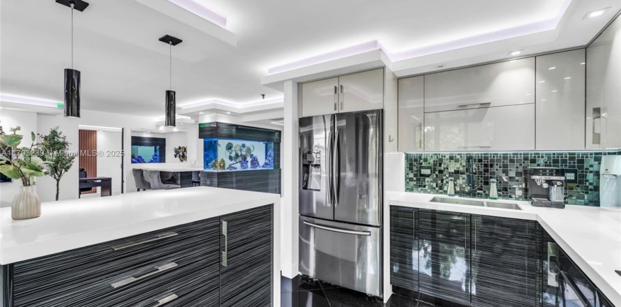 Condominio en Miami, Florida, 2 dormitorios  № 1979951