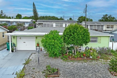 House in Holiday, Florida 2 bedrooms, 88.81 sq.m. № 2280586
