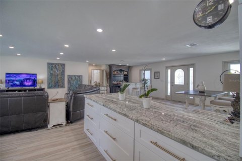 House in Hudson, Florida 3 bedrooms, 229.47 sq.m. № 2151350 - photo 18