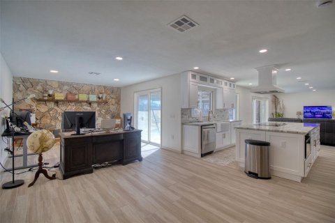 House in Hudson, Florida 3 bedrooms, 229.47 sq.m. № 2151350 - photo 19