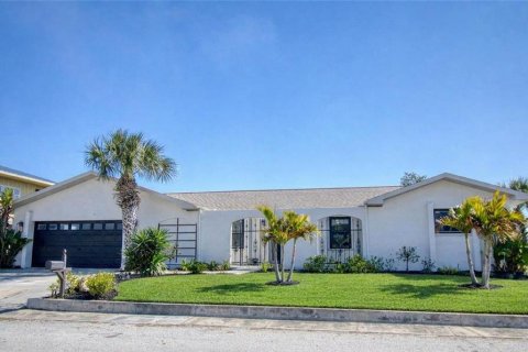 House in Hudson, Florida 3 bedrooms, 229.47 sq.m. № 2151350