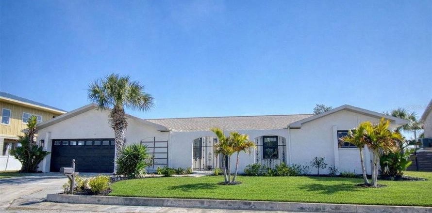 House in Hudson, Florida 3 bedrooms, 229.47 sq.m. № 2151350