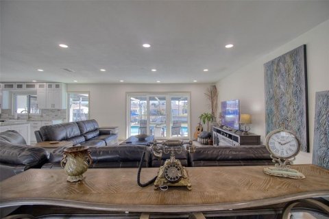 House in Hudson, Florida 3 bedrooms, 229.47 sq.m. № 2151350 - photo 13