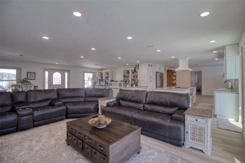 House in Hudson, Florida 3 bedrooms, 229.47 sq.m. № 2151350 - photo 14