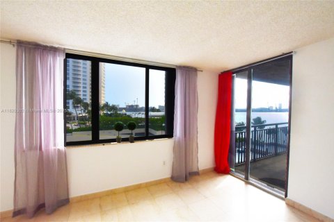 Condo in Miami, Florida, 1 bedroom  № 1888858 - photo 7