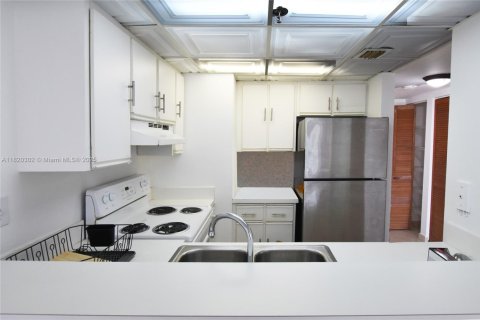 Condo in Miami, Florida, 1 bedroom  № 1888858 - photo 13