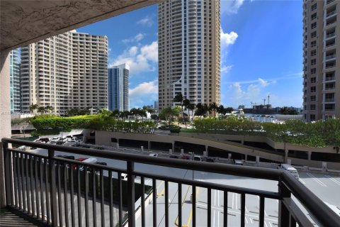 Condo in Miami, Florida, 1 bedroom  № 1888858 - photo 8