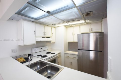 Condo in Miami, Florida, 1 bedroom  № 1888858 - photo 15