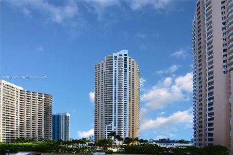 Condo in Miami, Florida, 1 bedroom  № 1888858 - photo 10