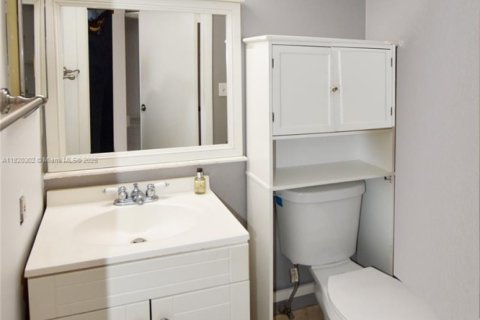Condo in Miami, Florida, 1 bedroom  № 1888858 - photo 12