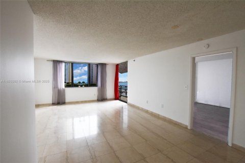 Condo in Miami, Florida, 1 bedroom  № 1888858 - photo 9