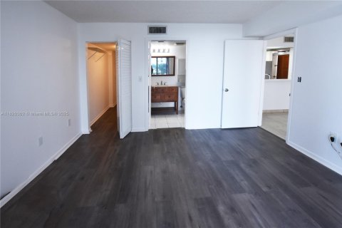 Condo in Miami, Florida, 1 bedroom  № 1888858 - photo 18