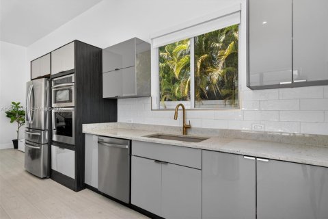 Villa ou maison à vendre à Miami, Floride: 4 chambres, 299.52 m2 № 2073483 - photo 15