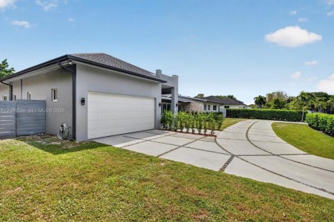Villa ou maison à vendre à Miami, Floride: 4 chambres, 299.52 m2 № 2073483 - photo 4