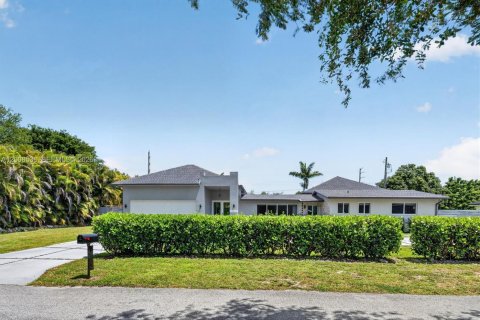Villa ou maison à vendre à Miami, Floride: 4 chambres, 299.52 m2 № 2073483 - photo 2