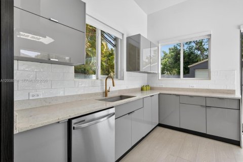 Villa ou maison à vendre à Miami, Floride: 4 chambres, 299.52 m2 № 2073483 - photo 13