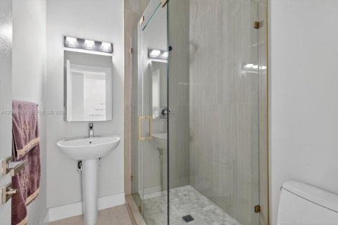 Villa ou maison à vendre à Miami, Floride: 4 chambres, 299.52 m2 № 2073483 - photo 22