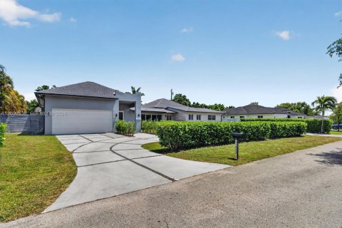 Villa ou maison à vendre à Miami, Floride: 4 chambres, 299.52 m2 № 2073483 - photo 3