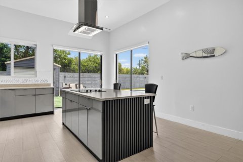 Villa ou maison à vendre à Miami, Floride: 4 chambres, 299.52 m2 № 2073483 - photo 16