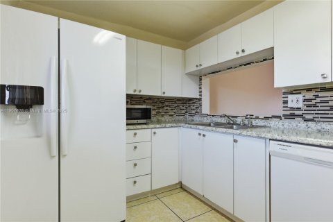 Снять в аренду кондоминиум в Майами, Флорида 2 спальни, 91.51м2, № 1965554 - фото 2