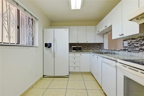 Снять в аренду кондоминиум в Майами, Флорида 2 спальни, 91.51м2, № 1965554 - фото 1