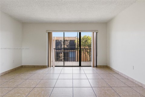 Снять в аренду кондоминиум в Майами, Флорида 2 спальни, 91.51м2, № 1965554 - фото 3