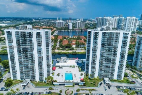 Condo in Aventura, Florida, 1 bedroom № 1961856 - photo 1