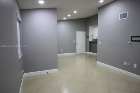 Condominio en alquiler en Miramar, Florida, 1 dormitorio, 65.03 m2 № 2020216 - foto 3