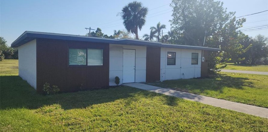 Commercial property in Punta Gorda, Florida 114.46 sq.m. № 1549156