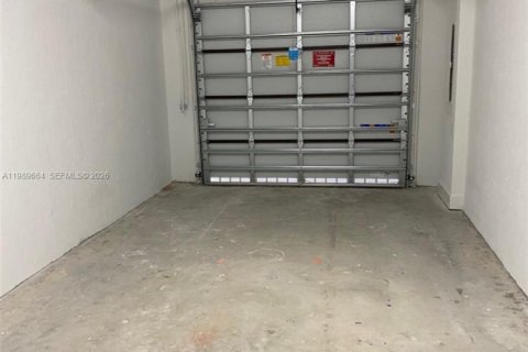 Adosado en alquiler en Miami, Florida, 3 dormitorios № 2052326 - foto 14