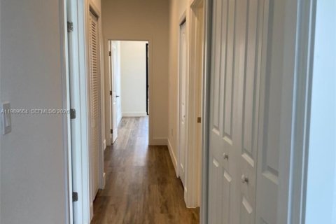 Adosado en alquiler en Miami, Florida, 3 dormitorios № 2052326 - foto 11