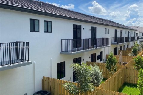 Adosado en alquiler en Miami, Florida, 3 dormitorios № 2052326 - foto 13