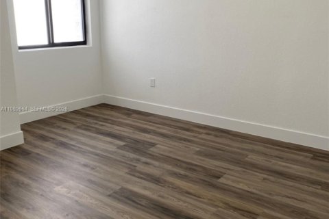 Adosado en alquiler en Miami, Florida, 3 dormitorios № 2052326 - foto 10