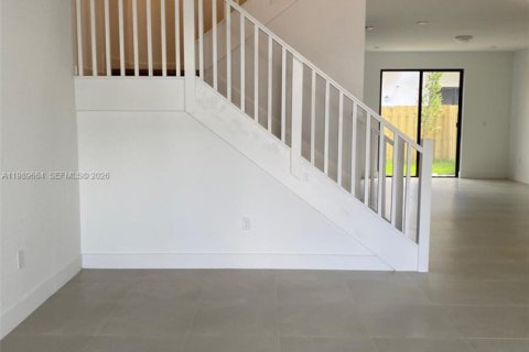 Adosado en alquiler en Miami, Florida, 3 dormitorios № 2052326 - foto 7