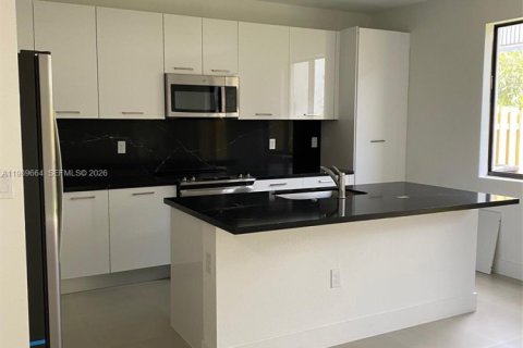 Adosado en alquiler en Miami, Florida, 3 dormitorios № 2052326 - foto 6