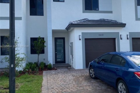 Adosado en Miami, Florida 3 dormitorios № 2052326