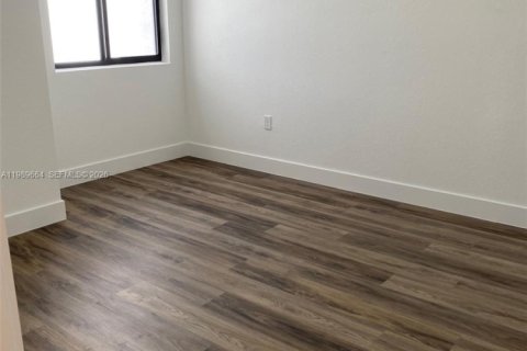 Adosado en alquiler en Miami, Florida, 3 dormitorios № 2052326 - foto 9