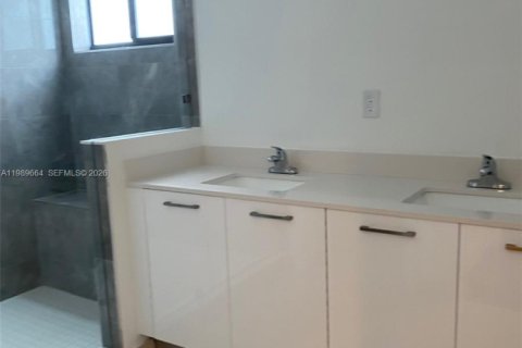 Adosado en alquiler en Miami, Florida, 3 dormitorios № 2052326 - foto 3