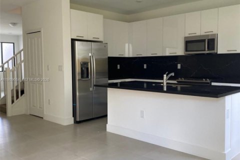 Adosado en alquiler en Miami, Florida, 3 dormitorios № 2052326 - foto 4