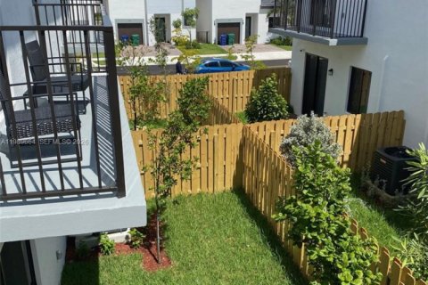 Adosado en alquiler en Miami, Florida, 3 dormitorios № 2052326 - foto 12
